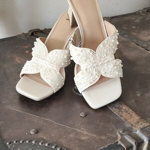 🦋💜🦋Chic Cream Heels with Butterfly Accent